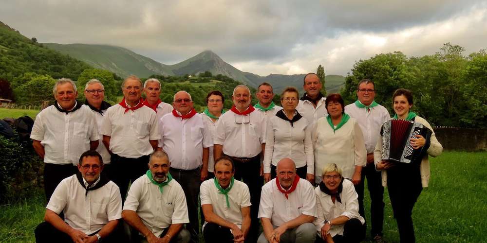 Concert de chants basque avec le groupe KANTA HERGARAI et ETXEKOAK. Le groupe Kanta Hergarai a été créé en 2016 au village de LECUMBERRI dans la vallée d’Hergarai sur la route d’Iraty (à coté de St Jean Pied de Port). Il se produit régulièrement à St Jean Pied de Port. La formation propose un répertoire de chants basques traditionnels. Elle a aussi la particularité d'avoir un groupe de choristes et un chef de chœur tous issus de la vallée de l'Hergarai. C’est avec un grand plaisir que nous les accueillons pour un concert à Tresses (33).
